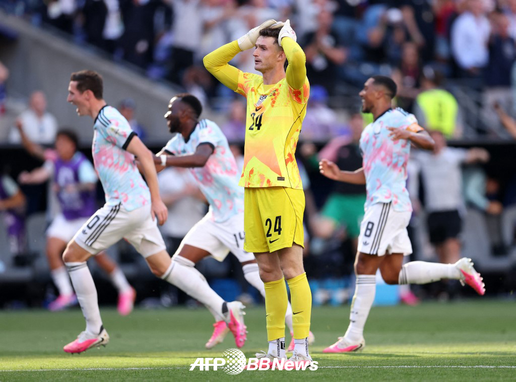 U.S. national team goalkeeper Matt Freese looks disappointed after conceding a third goal due to a critical error in the 12th minute of the second half during the 2026 FIFA World Cup Round of 16 match between the United States and Belgium at Seattle Stadium on the 7th. /AFPBBNews=NEWS1