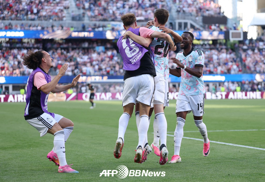 Belgian national team players celebrate after scoring a goal during the 2026 FIFA World Cup Round of 16 match against the United States at Seattle Stadium on the 7th. /AFPBBNews=NEWS1