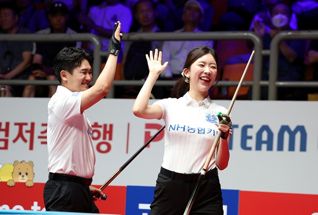 Jung Soobin (derecha) y Oh Tae-jun celebran su victoria en dobles mixtos contra Welcome Savings Bank durante el segundo día del torneo 'Welcome Savings Bank PBA Team League Gwangmyeong City Tour 2026-2027', celebrado el 6 en el Gimnasio Ciudadano de Gwangmyeong, en la ciudad de Gwangmyeong. /foto=Proporcionado por el tour de la PBA