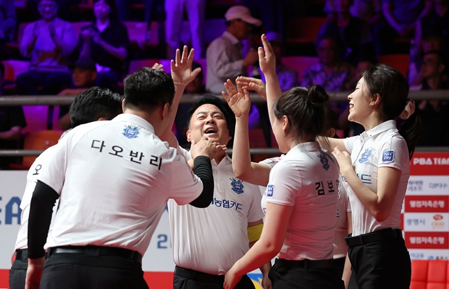 Los jugadores de NH Nonghyup Card gritan "Fighting" después de vencer a Welcome Savings Bank durante el segundo día del torneo 'Welcome Savings Bank PBA Team League Gwangmyeong City Tour 2026-2027', celebrado el 6 en el Gimnasio Ciudadano de Gwangmyeong, en la ciudad de Gwangmyeong. /Foto=Proporcionado por el tour de la PBA