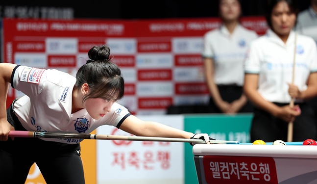 Jang Ga-yeon de Woori Financial Capital realiza un saque durante su partido contra Hyumons en el segundo día del torneo 'Welcome Savings Bank PBA Team League Gwangmyeong City Tour 2026-2027', celebrado el 6 en el Gimnasio Ciudadano de Gwangmyeong, en la ciudad de Gwangmyeong. /Foto=Proporcionado por el tour de la PBA