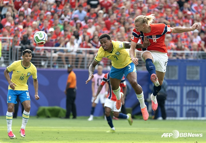 Erling Haaland (right) attempting a header. /AFPBBNews=NEWS1