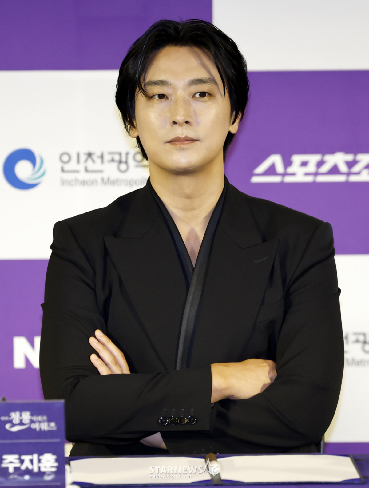 [首尔=Newsis] 金惠珍记者=演员朱智勋7日在首尔龙山区CGV龙山IPARK购物中心举行的"第五届青龙系列大奖"手印活动中摆出造型,供记者们拍照。 = jini@newsis.com / 照片=金惠珍