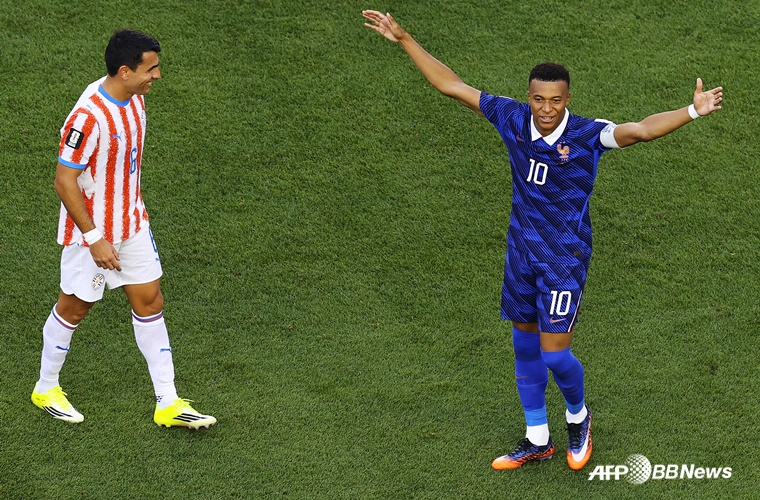 Escena del partido contra Paraguay de Kylian Mbappé (derecha). /Foto=AFPBBNews=News1
