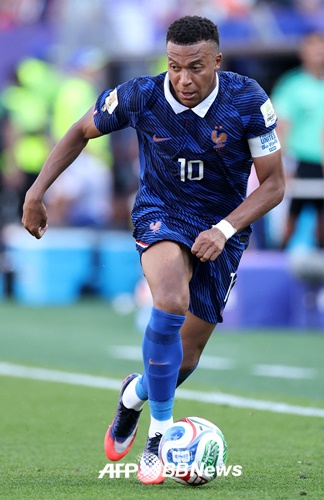 Kylian Mbappé rompiendo con regates. /AFPBBNews=NEWS1
