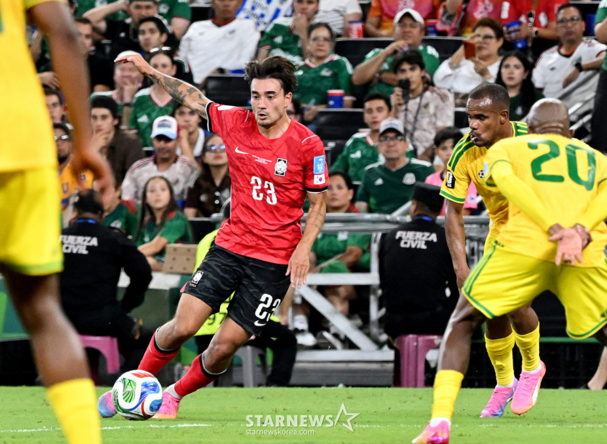The 2026 CONCACAF Nations League A Group third qualifying match between South Korea and South Africa was held on the 25th (Korea time) at Estadio BBVA in Monterrey, Mexico. After conceding an early goal in the second half and losing 0-1 to South Africa, finishing third in the group, the national team is shown with Jens attempting a breakthrough. 2026.06.24. /Photo=Kim Jin-kyung kim.jinkyung@