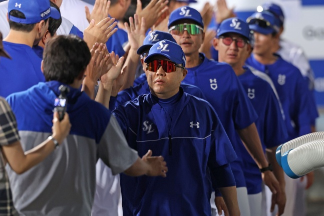 三星(サムスン)の朴ジンマン監督が7日、大邱(テグ)LG戦を勝利に導いた後、選手団とハイタッチをしている。 /写真=三星ライオンズ提供