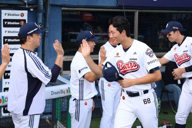 Doosan Bears Choi Min-seok (third from the left) and Kim Min-seok (far right) celebrate with teammates after receiving the June Adidas Monthly MVP awards ahead of their home game against SSG Landers on the 7th. /Photo=Doosan Bears