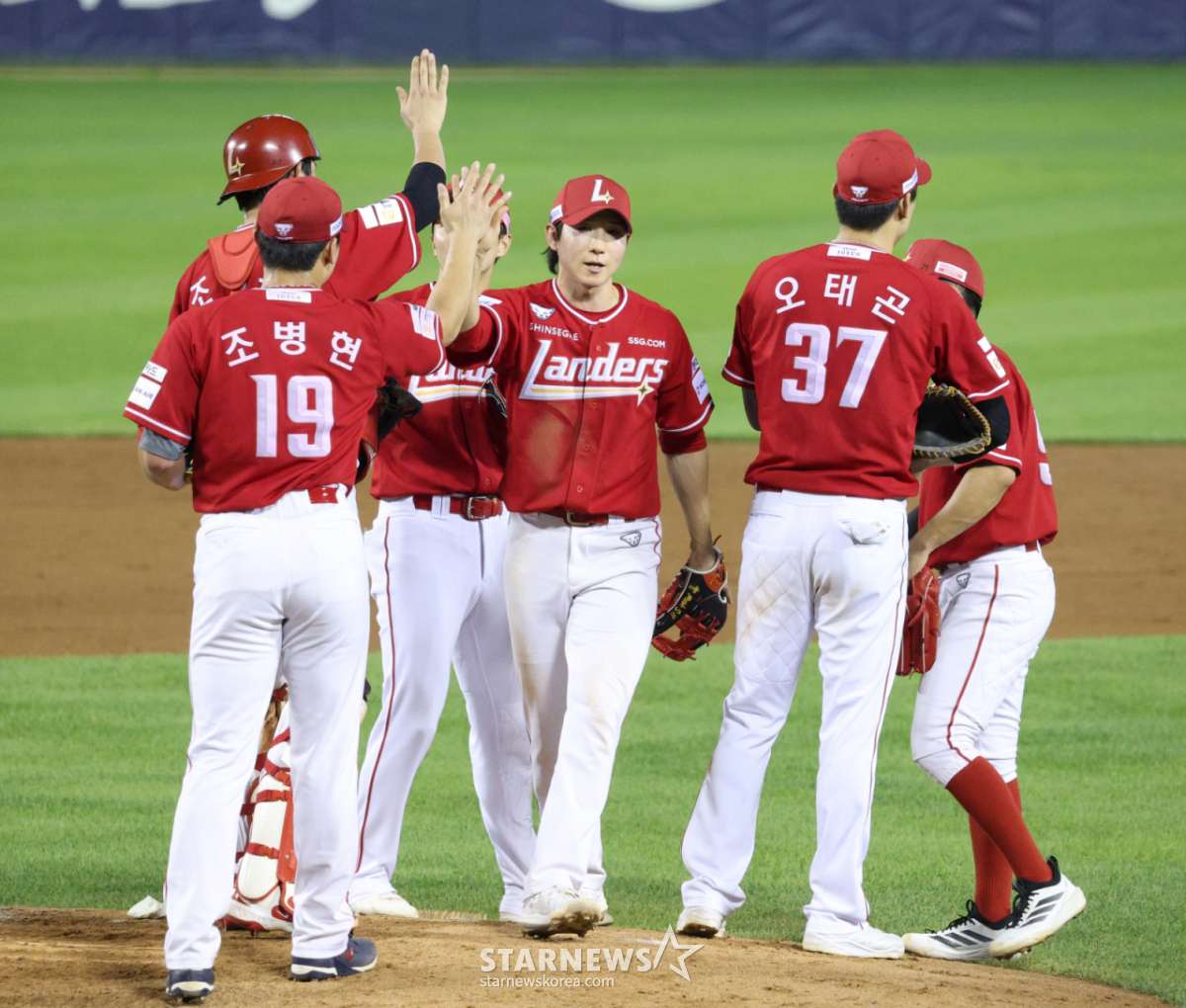Los jugadores del SSG Landers compartieron la alegría de la victoria el día 7 al romper una racha de nueve derrotas en el partido de visita contra los Doosan Bears de la Liga KBO Shinhan SOL 2026. /foto=corresponsal jefe Kim Jin-kyung