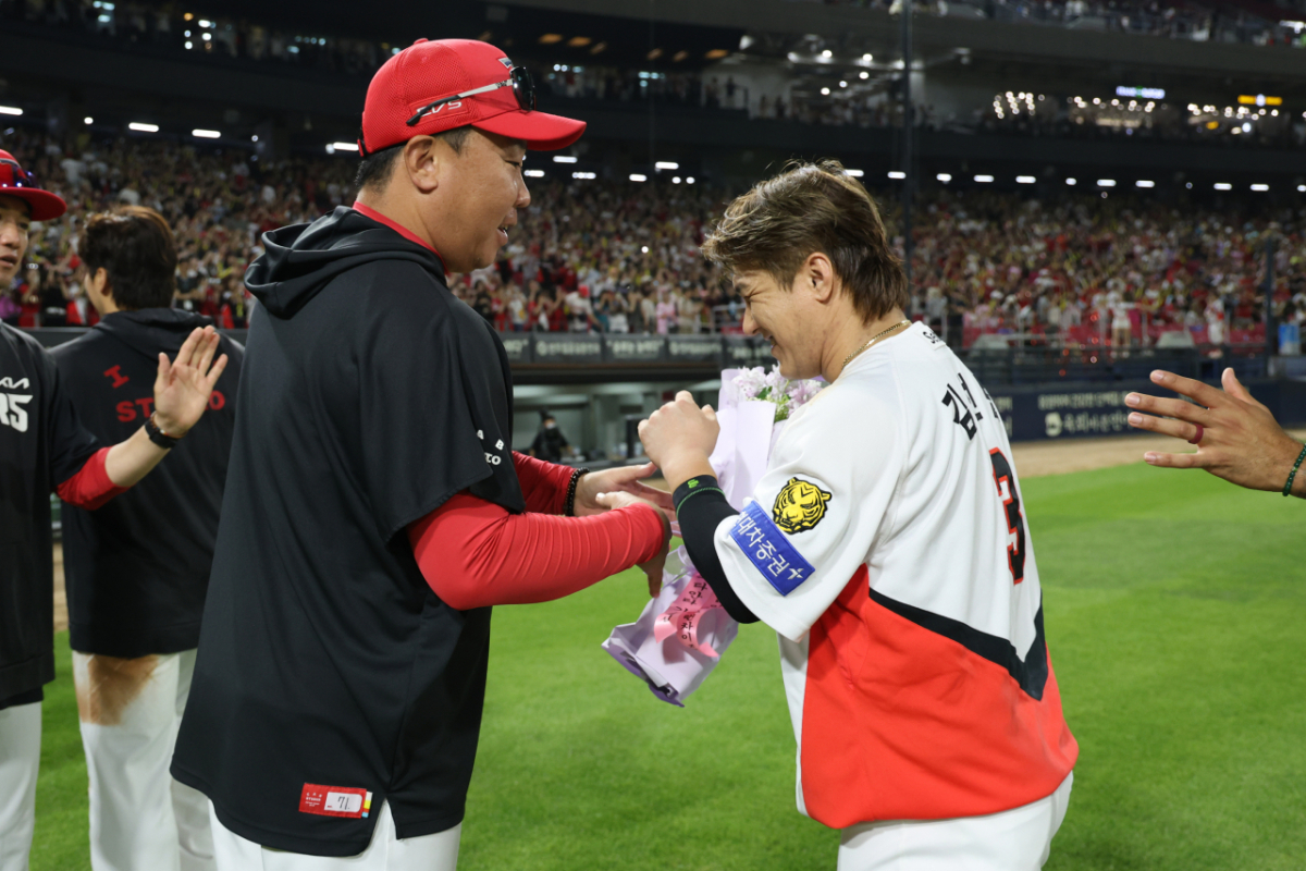 KIA Tigers' Kim Seon-bin (right) and KIA manager Lee Beom-ho. /Photo=KIA Tigers provided