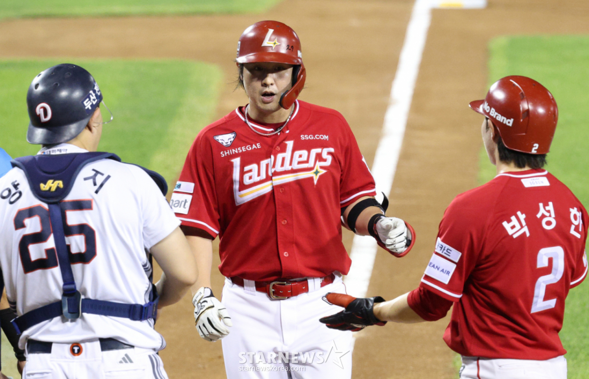 Матч Doosan Bears против SSG Landers в лиге SOL KBO 2026 состоялся 7-го числа на бейсбольном стадионе Jamsil в Сеуле. SSG Чой Чжон является хозяином дома, совершив превосходный двухходовой хоум-ран на первой и второй базе в начале восьмого иннинга. /Фото = Ожидание Ким Чжин Гёна