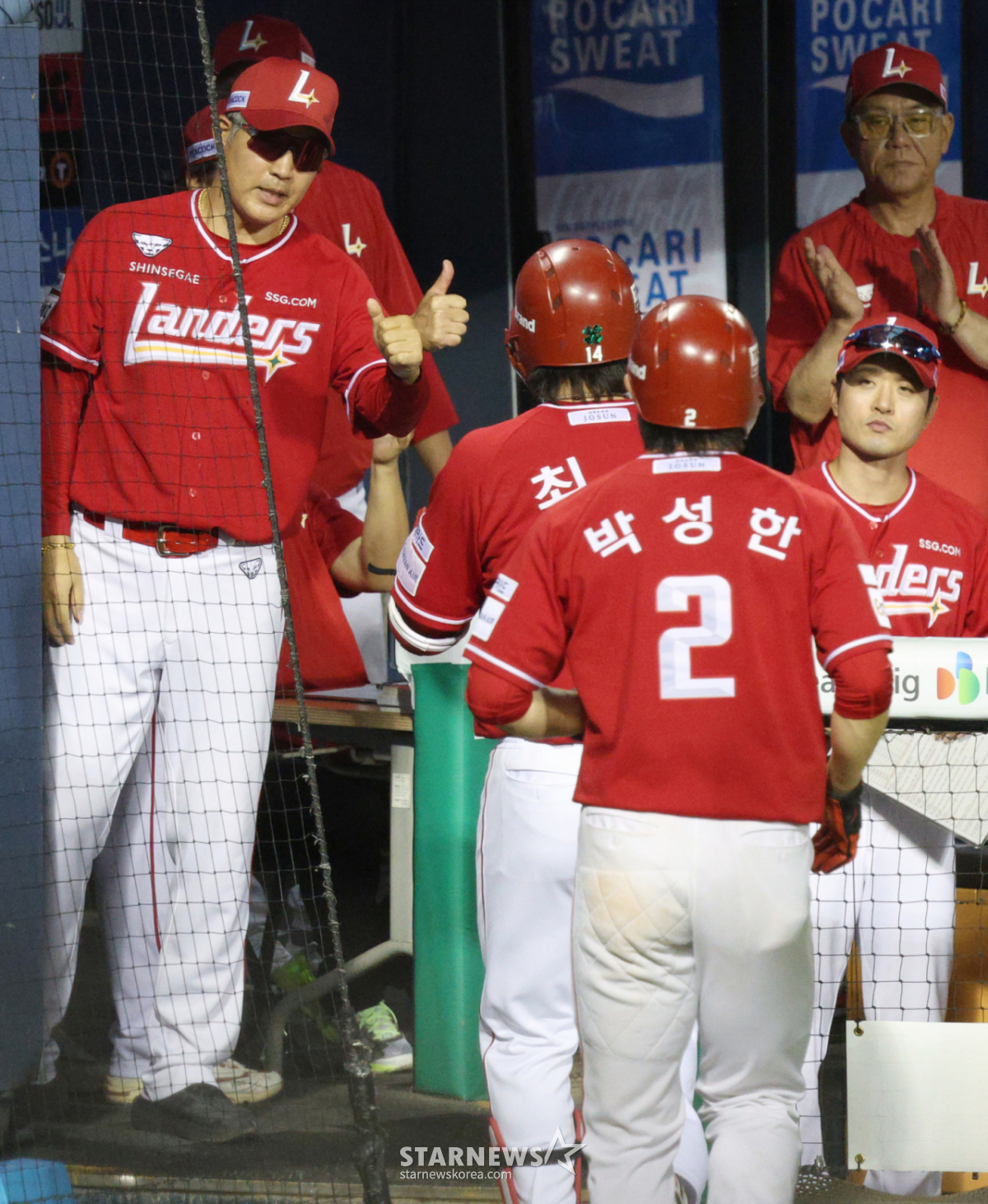 Матч Doosan Bears против SSG Landers в лиге SOL KBO 2026 состоялся 7-го числа на бейсбольном стадионе Jamsil в Сеуле. Тренер Ли Сунг Ён приветствуется после того, как в начале восьмого иннинга Чой Чжон совершил превосходный двухходовой хоум-ран на первой и второй базе. /Фото = Ожидание Ким Чжин Гёна