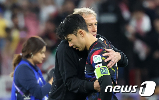 Coach Jurgen Klinsmann embraces Son Heung-min after the Asian Cup semifinal match against Jordan on the 7th. /Photo provided by NEWS1