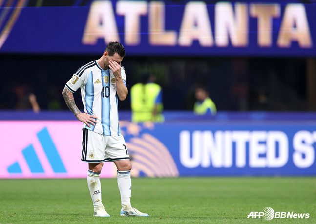 Lionel Messi showing frustration with poor performance. /AFPBBNews=NEWS1