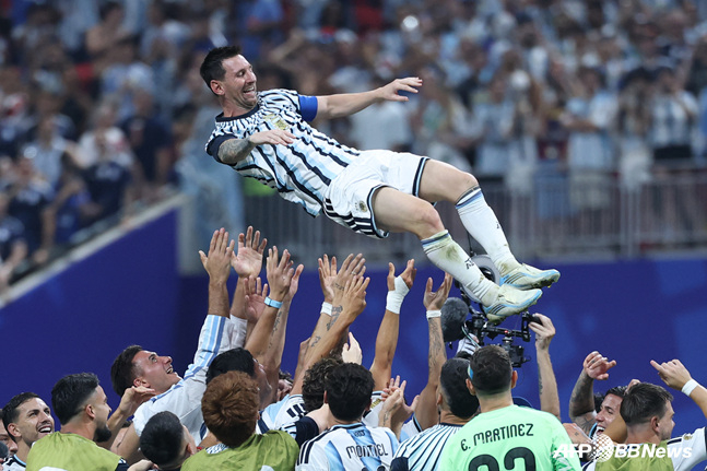 After Argentina advanced to the quarterfinals, Lionel Messi (center) receives a hengaerae from his teammates. /AFPBBNews=NEWS1