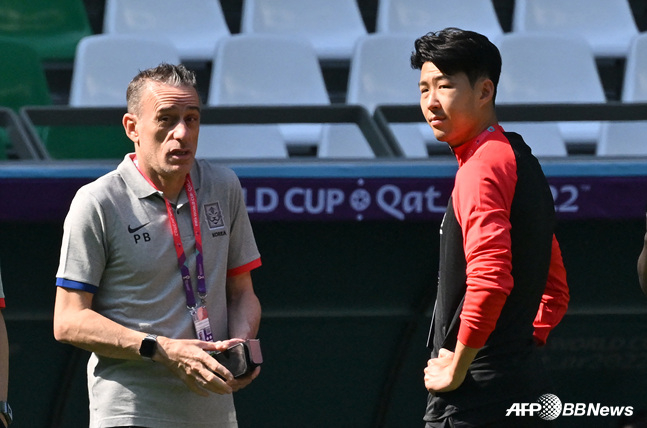 パウロ·ベントゥ監督とソン·フンミン(右)。 /AFPBBNews=ニュース1
