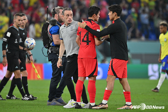 2022カタールW杯当時、パウロ·ベントゥ監督(中央)。 /AFPBBNews=ニュース1