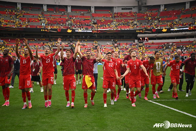 Switzerland greeting fans after advancing to the quarterfinals. /AFPBBNews=NEWS1