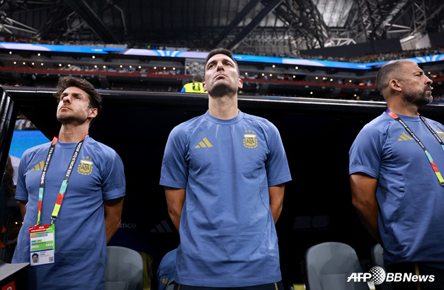アルゼンチンサッカー代表チームのリオネル·スカローニ監督(中央)。 /AFPBBNews=ニュース1