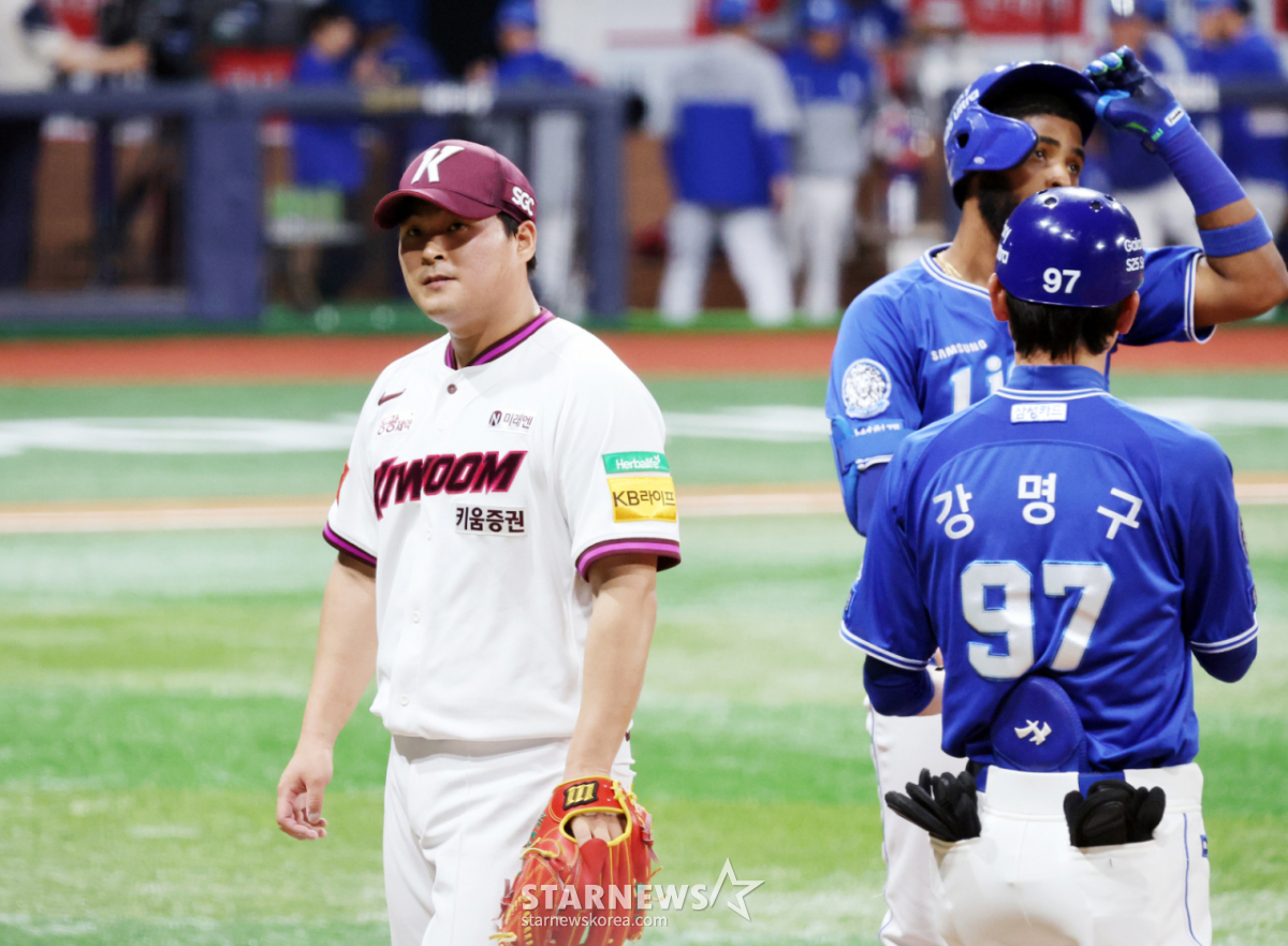 Kiwoom Heroes relief pitcher Yang Ji-yul heads toward the dugout after failing to hold off a defensive play in the top of the 8th inning during the 2025 KBO League match between Samsung Lions and Kiwoom Heroes at Gocheok Sky Dome on the 22nd. Yang allowed a two-run home run to Koo Ja-wook. 2025.05.22. /Photo=Senior reporter Kang Young-jo
