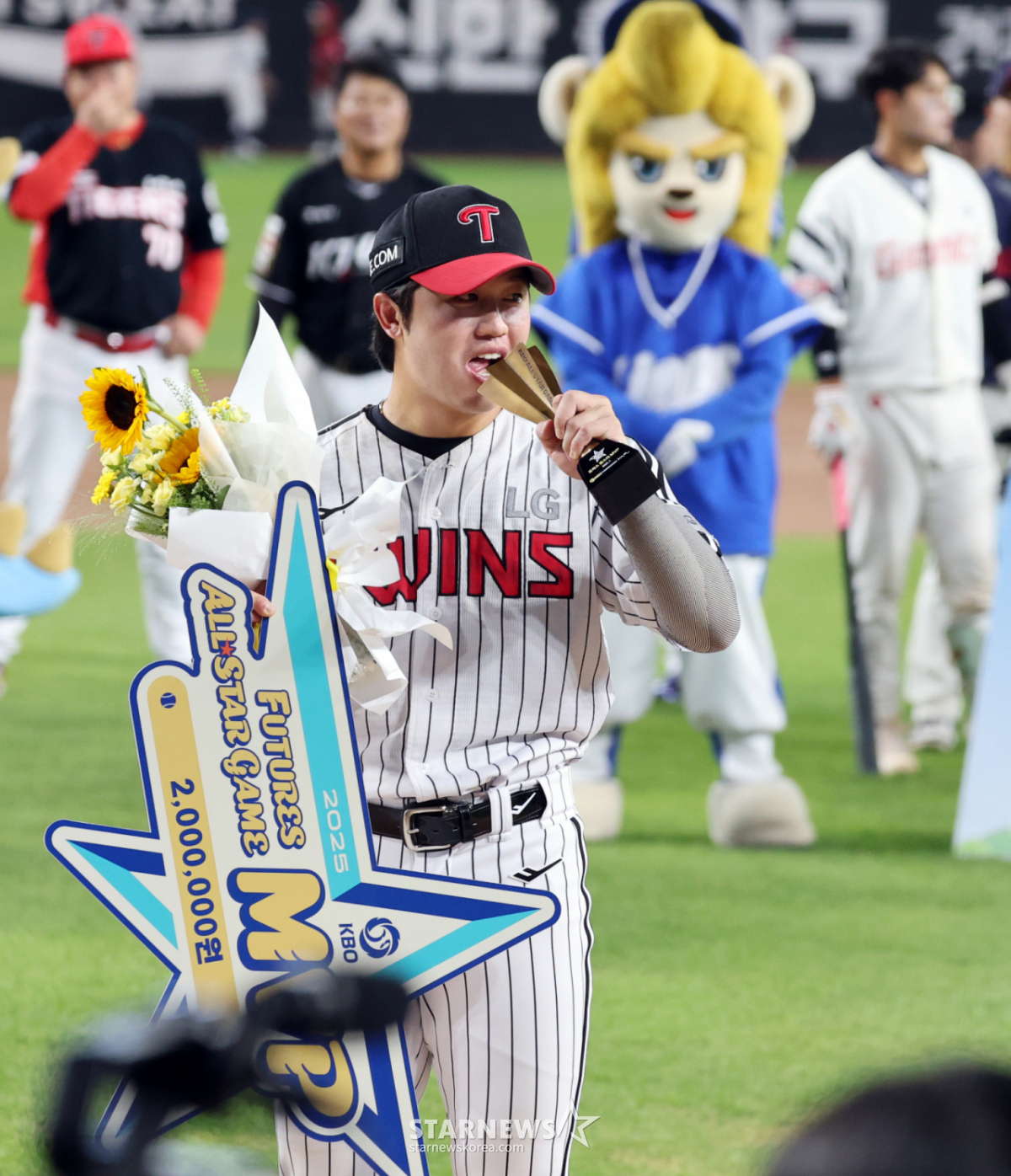 Northern All-Star Son Yong-jun receives a plaque from KBO President Heo Goo-yeon after being named MVP of the 2025 KBO League Futures League All-Star Game between the Southern and Northern Leagues at Daejeon Hanwha Life Eagles Park on July 11, 2025. 2025.07.11. /Photo=Senior reporter Kang Young-jo
