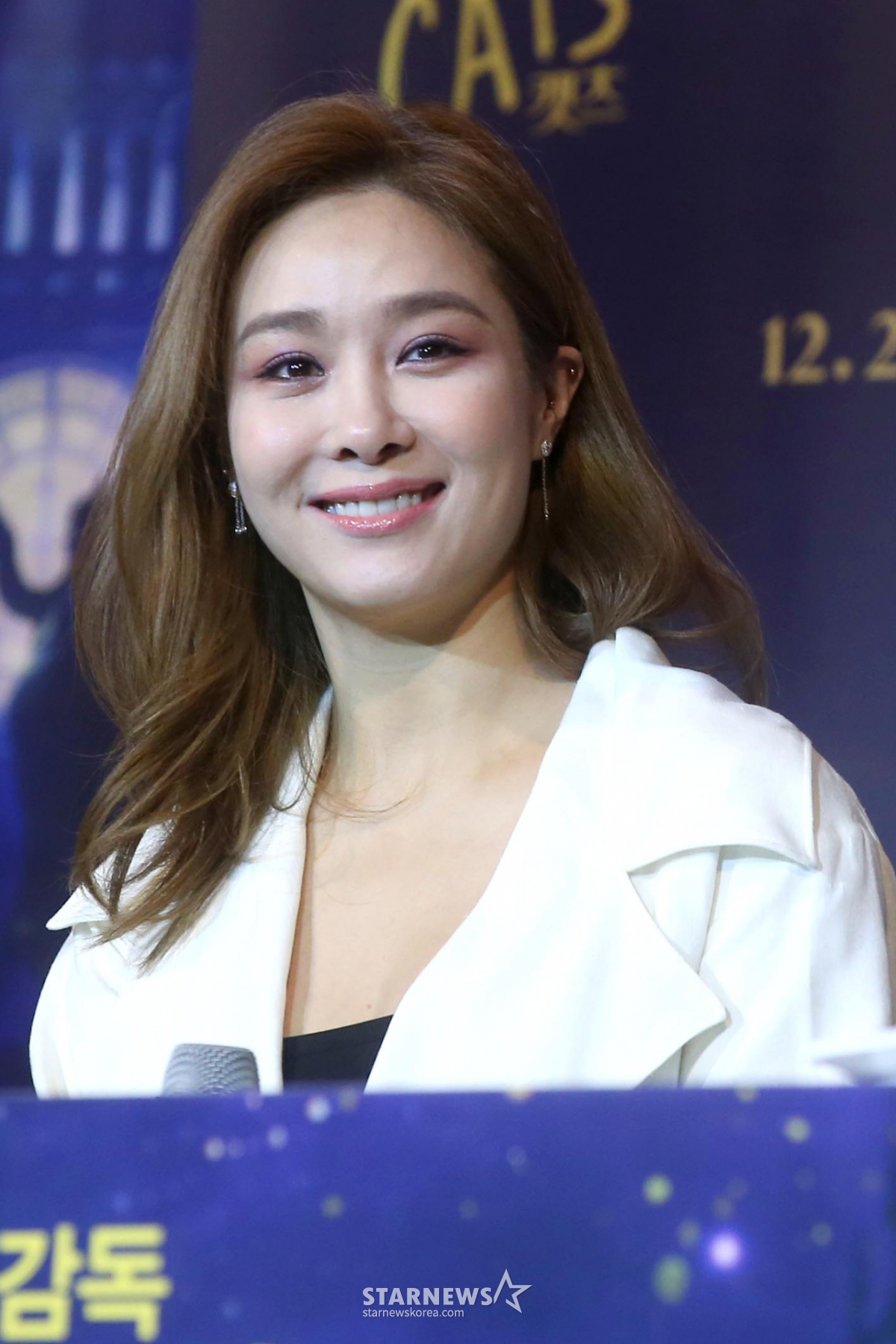 歌手兼俳優のオク·ジュヒョンが23日午後、ソウルCGV龍山アイパークモールで開かれた映画「キャッツ」の来韓記者懇談会に参加し、微笑んでいる。