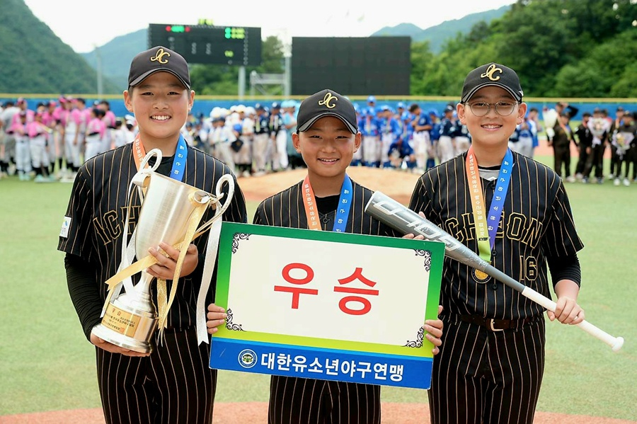 優勝した京畿道利川市(キョンギド·イチョンシ)の幼少年野球団の選手たち。 /写真=大韓幼少年野球連盟