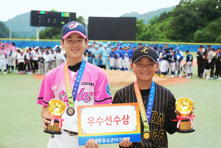 優秀選手賞を受賞したキム·スンジェ(左·ソウル中浪イーグルス幼少年野球団)とイ·ヒョンソ(京畿道利川市幼少年野球団)。 /写真=大韓幼少年野球連盟