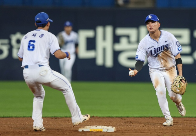 Ryu Ji-hyuk (right). /Photo=Samsung Lions