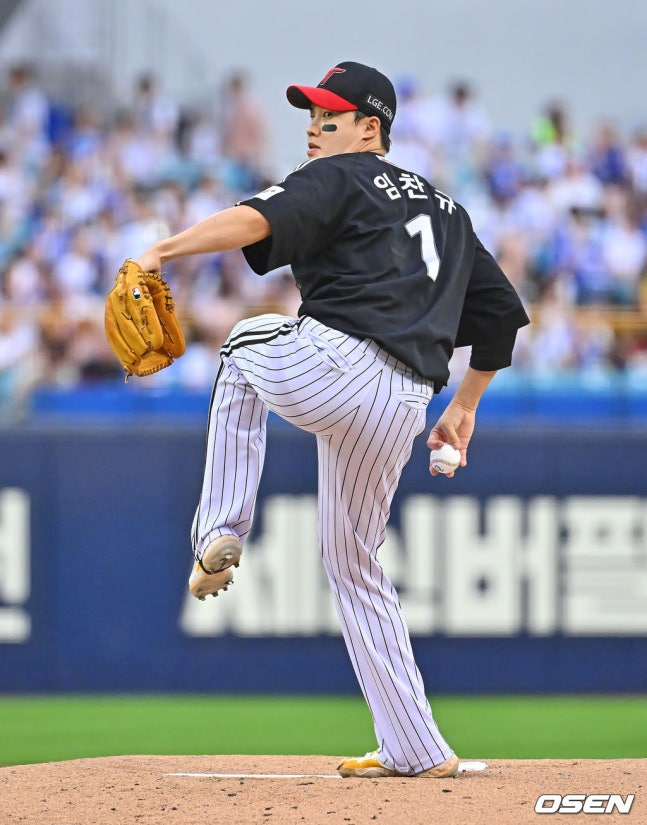 LG's Lim Chan-gyu is shown pitching during the 8th game against Daegu Samsung.