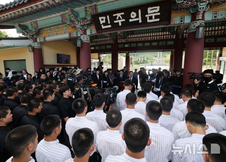 Baejae High School baseball team students visited the National the 18th Democratic Cemetery in Buk-gu, Gwangju Metropolitan City on the 6th to pay respects alongside students from Gwangju Jeil High School's baseball team. /Photo=NEWSIS provided