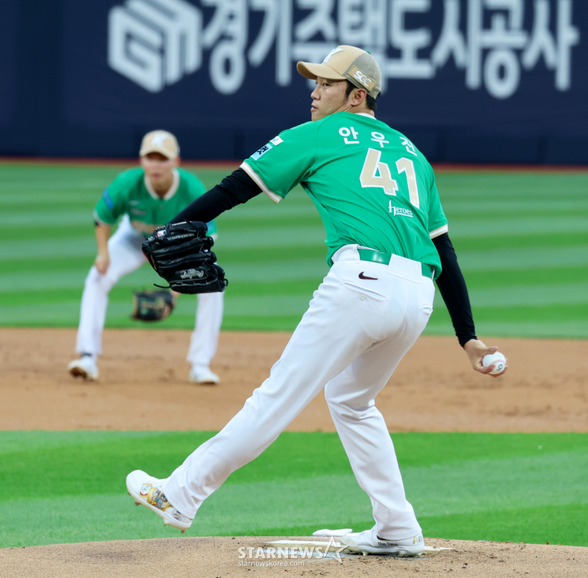 El lanzador diestro de Kiwoom, An Woo-jin, se desempeña como abridor en el partido contra KT Wiz, correspondiente a la última serie de tres juegos de la primera mitad de la Liga KBO 2026, que se disputa hoy 7 en el parque SuwonKT Wiz. KT ha iniciado con So Hyoung-jun como lanzador abridor. 2026.07.07. /foto=reportero Kang Young-jo cameratalks@