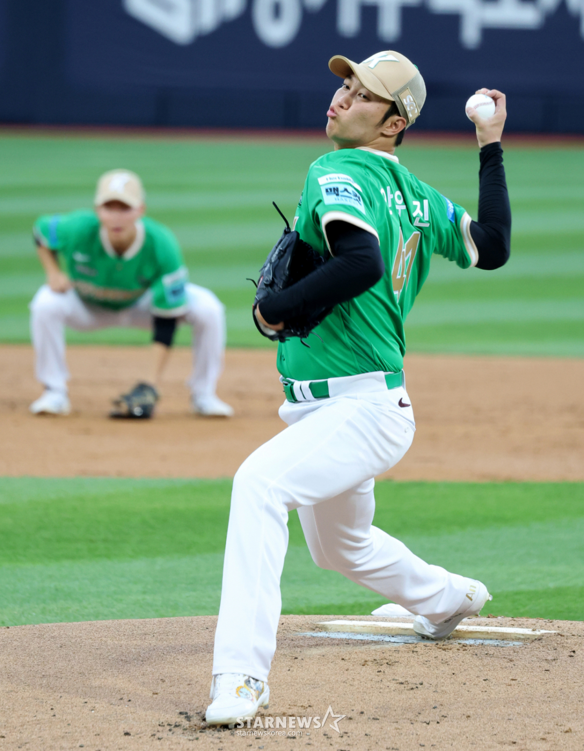 El lanzador diestro de Kiwoom, An Woo-jin, se desempeña como abridor en el partido contra KT Wiz, correspondiente a la última serie de tres juegos de la primera mitad de la Liga KBO 2026, que se disputa hoy 7 en el parque SuwonKT Wiz. KT ha iniciado con So Hyoung-jun como lanzador abridor. 2026.07.07. /Foto=reportero Kang Young-jo cameratalks@