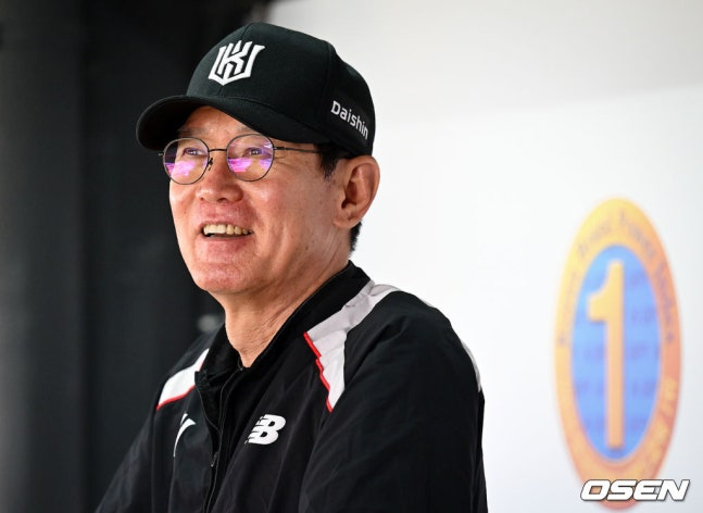 El entrenador Lee Kang-cheol conversa con los periodistas.