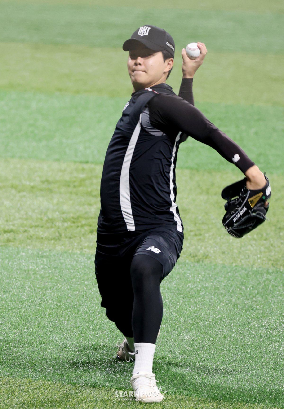 El lanzador relevista zurdo de KT, Son Dong-hyun, recibe la pelota de Park Young-hyun como si fuera un receptor en el jardín exterior antes del partido 2026 Liga KBO entre KT Wiz y Kiwoom Heroes que se celebrará el día 8 en el Gocheok Sky Dome. 2026.05.08. /Foto=Kang Young-jo cameratalks@
