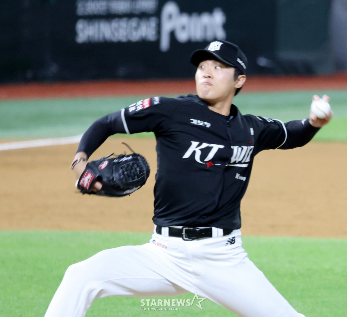El lanzador relevista zurdo de KT, Jeon Yong-ju, entra al juego tras Moon Yong-ik en la parte baja del quinto inning del partido 2026 Liga KBO entre SSG Landers y KT Wiz celebrado el día 5 en el campo IncheonSSG Landers. 2026.06.05. /Foto=Kang Young-jo cameratalks@