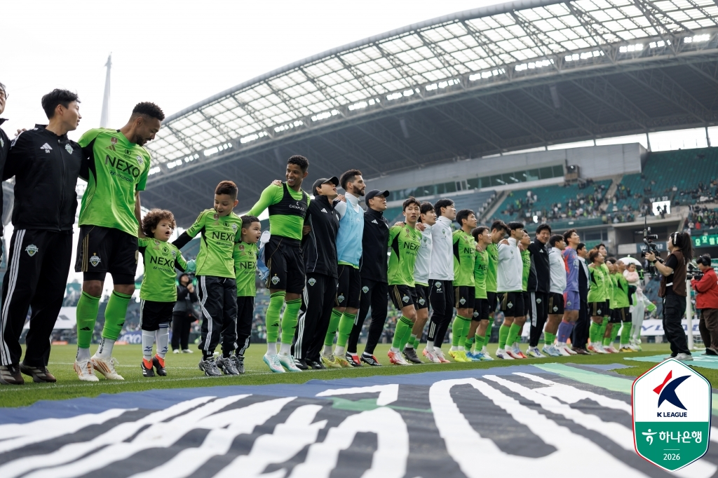 全北現代(チョンブク·ヒョンデ)選手団が4月、現代がダービー勝利後、観衆の前でセレモニーをしている。 /写真=韓国プロサッカー連盟提供