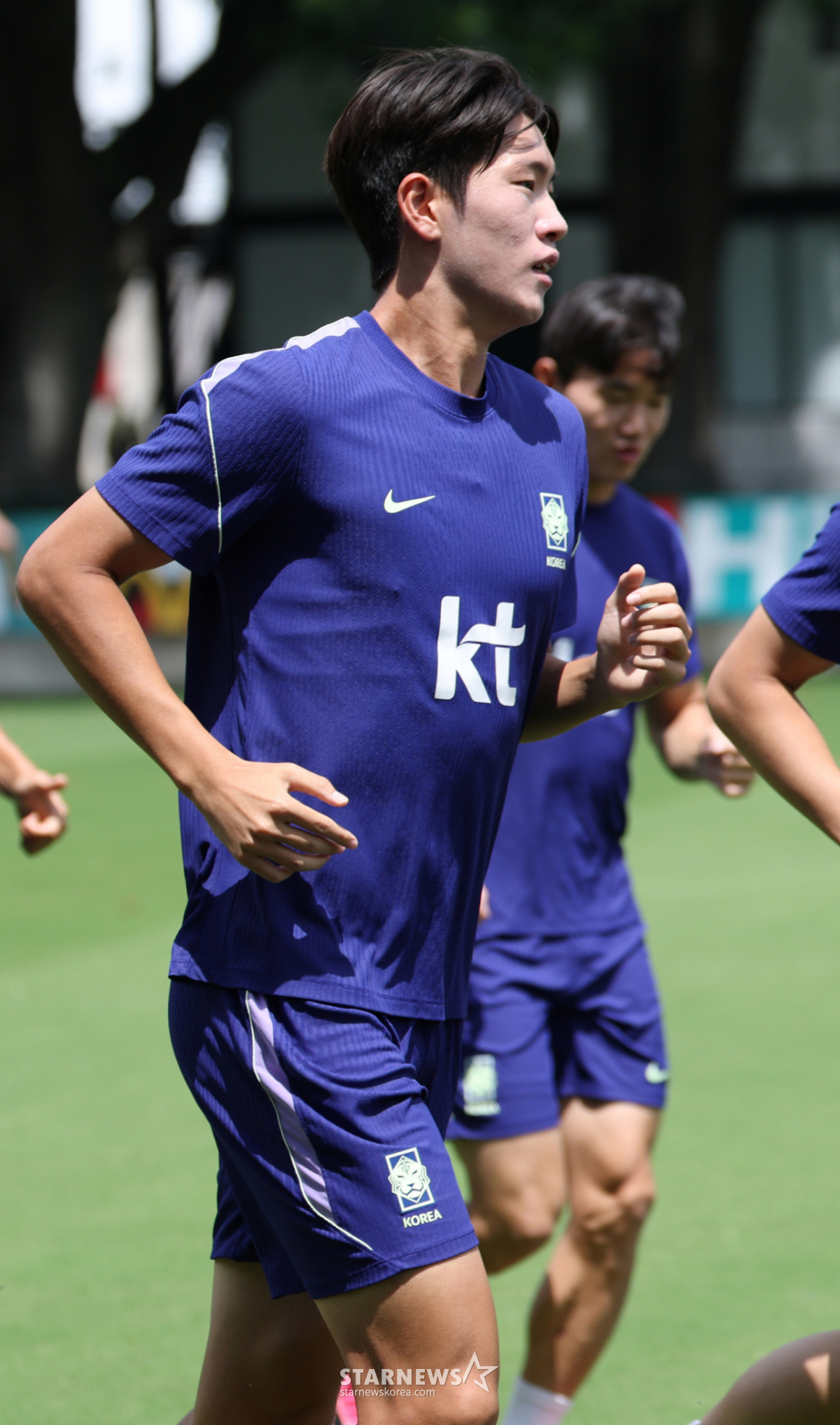 2026年北中米ワールドカップ(W杯)に出場した大韓民国サッカー国家代表チームが19日、メキシコ·グアダラハラのチバス·ベルデ·バジェで回復訓練を行った。 チョ·ウィジェをはじめとする選手たちがランニングトレーニングをしている。 /写真=キム·ジンギョン待機者