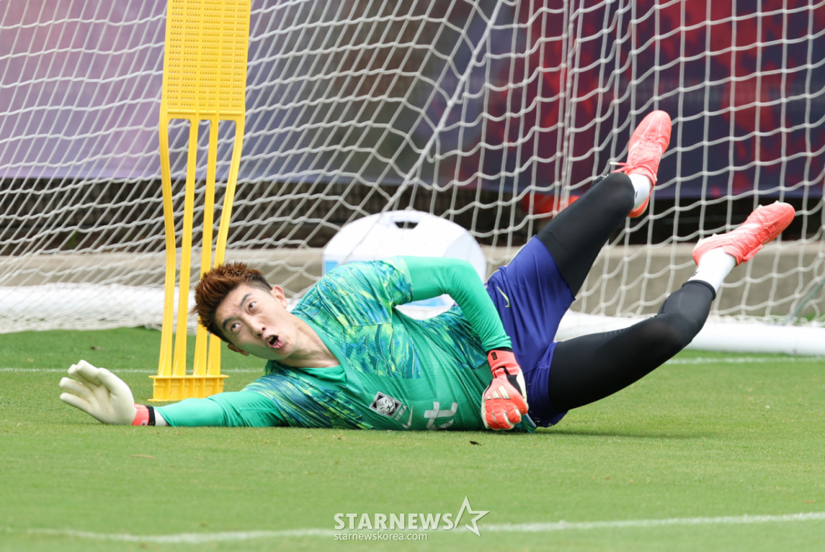 サッカーの大韓民国代表チームが、2026年北中米W杯A組2次予選を控え、14日、メキシコ·グアダラハラのチバス·ヴェルデ·バジェで練習を行った。 チョ·ヒョンウがダイナミックなトレーニングをしている。 /写真=キム·ジンギョン待機者