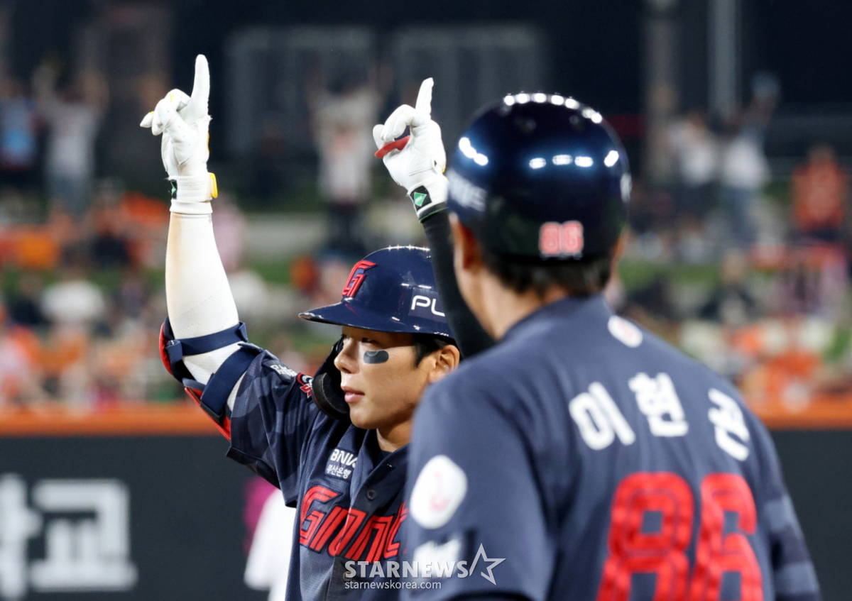 Lotte Jang Du-seong, bateador número 8, logra llegar a base con un hit que da la vuelta al marcador en la parte baja del octavo inning, con un out y corredores en primera y tercera, durante el partido de la Liga KBO 2026 entre Hanwha Eagles y Lotte Giants disputado el día 19 en el parque de béisbol DaejeonHanwhaLife. 2026.05.19. /Foto=reportero sénior Kang Young-jo cameratalks@