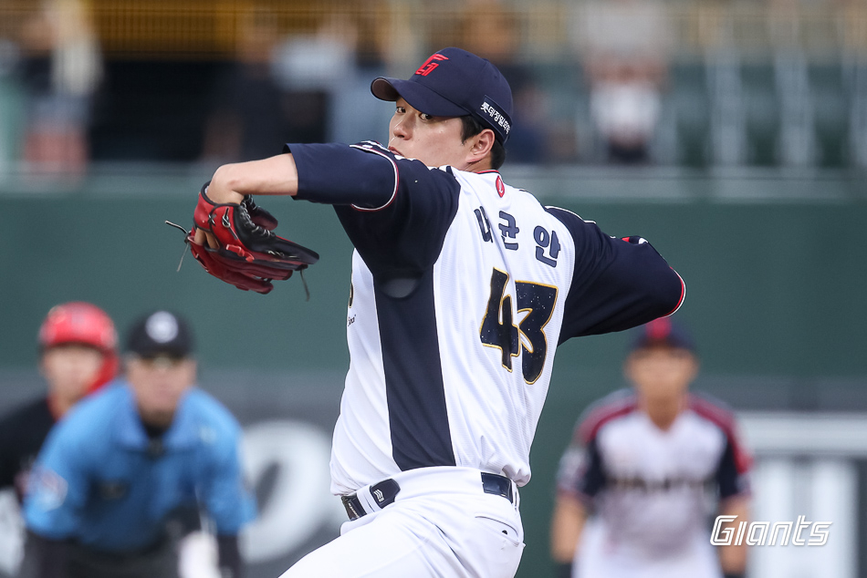 Hình ảnh trận đấu giữa Lotte Giants và KIA Tigers được tổ chức tại sân bóng chày Sajik Busan vào ngày 8. Tuyển thủ Na Kyun Ahn đang ném bóng ngược lại. /Ảnh = Cung cấp Lotte Giants