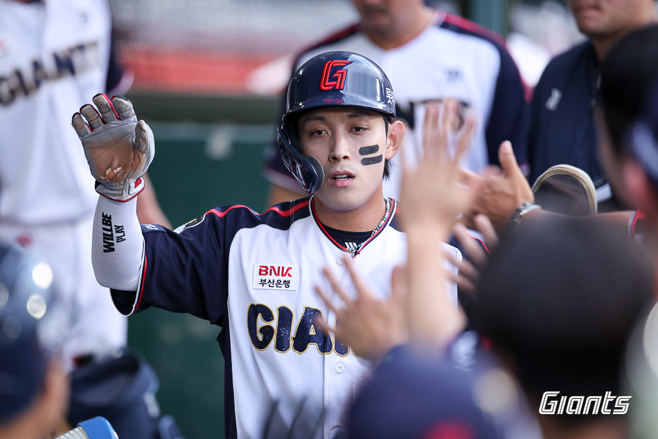 Trận đấu giữa Lotte Giants và KIA Tigers diễn ra tại sân bóng chày Sajik Busan vào ngày 8. Dáng vẻ của Lotte Hwang Sung Bin. /Ảnh = Cung cấp Lotte Giants