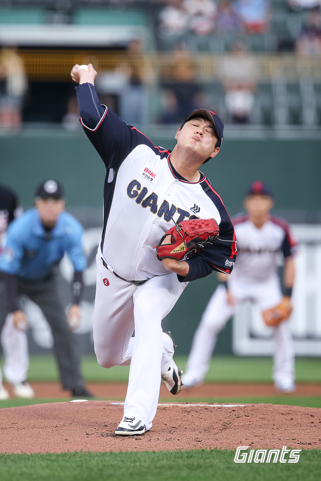 Hình ảnh trận đấu giữa Lotte Giants và KIA Tigers được tổ chức tại sân bóng chày Sajik Busan vào ngày 8. Tuyển thủ Na Kyun Ahn đang ném bóng ngược lại. /Ảnh = Cung cấp Lotte Giants