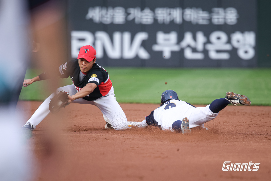 Hình ảnh trận đấu giữa Lotte Giants và KIA Tigers được tổ chức tại sân bóng chày Sajik Busan vào ngày 8. Hwang Sung-bin của Lotte đang cố gắng đánh cắp căn cứ thứ hai. /Ảnh = Cung cấp Lotte Giants