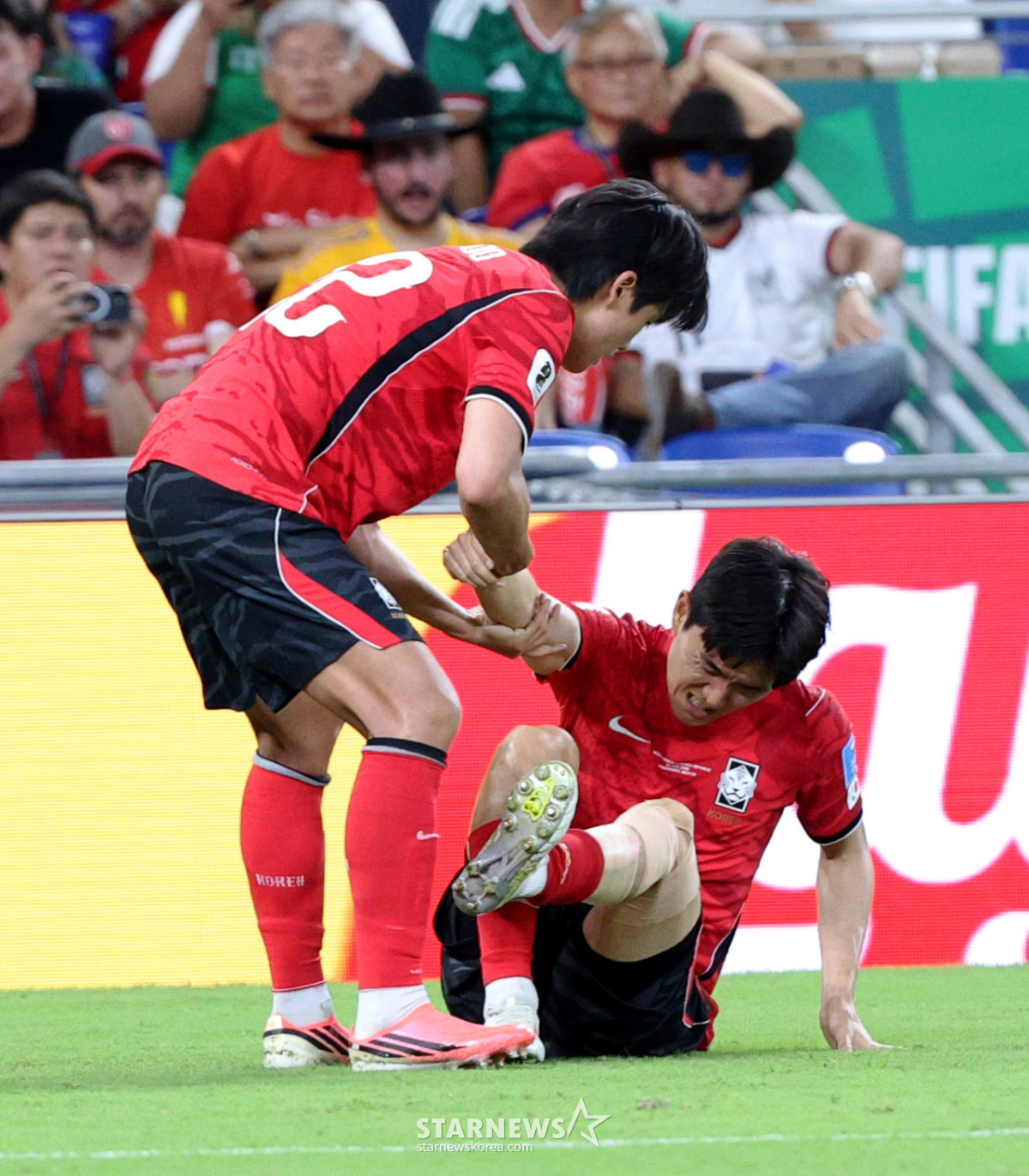 25日(韩国时间),在墨西哥蒙特雷BBVA体育场举行了2026北中美世界杯A组第3轮预选赛大韩民国队对南非队的比赛。 下半场先失一球,以0比1负于南非队,屈居小组第3位的国家队、孙兴慜、延斯等国家队选手们以遗憾的表情结束了比赛。 =照片=金镇京。