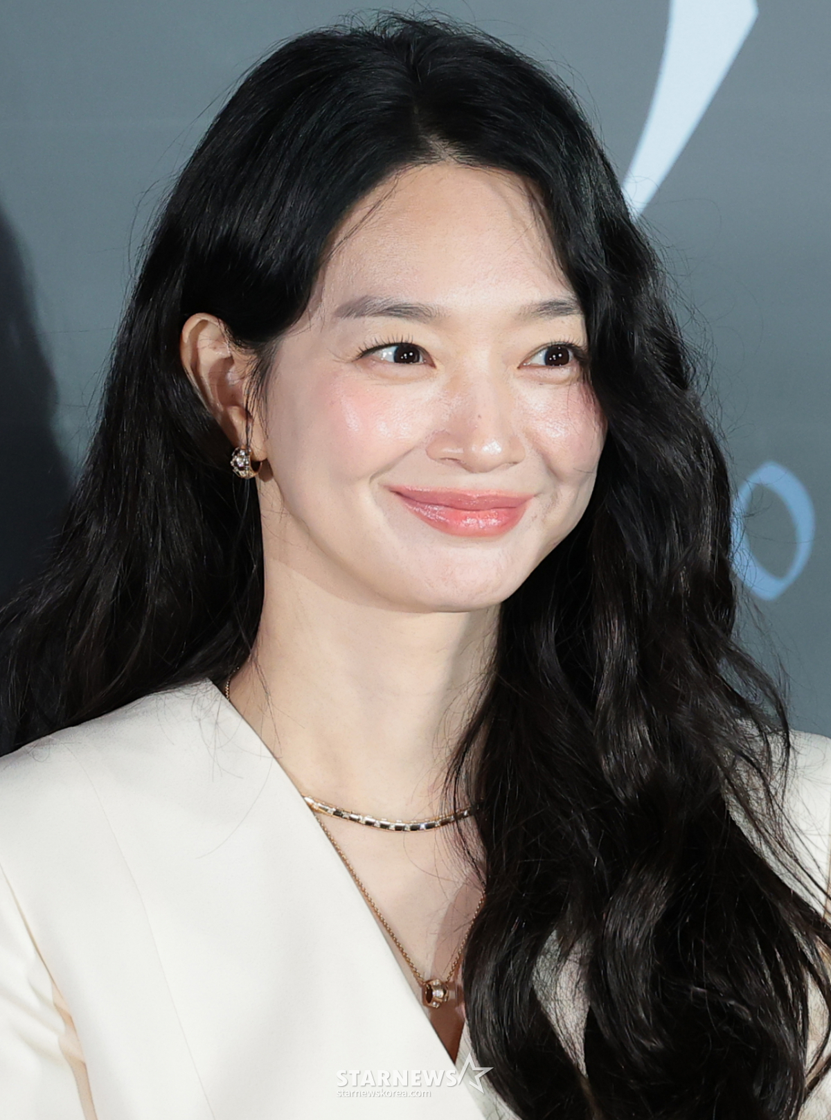 (ソウル=ニュース1)クォン·ヒョンジン記者=俳優シン·ミナが15日、ソウル龍山区CGV龍山アイパークモールで開かれた映画「瞳」(監督ヨム·ジホ)言論試写会に参加して微笑を浮かべている。 「瞳」は遺伝病で視力をますます失いつつあるソジン(シン·ミナ扮)が双子の弟ソイン(シン·ミナ扮)の死を巡る疑惑を暴き、その実体と向き合うことになるサスペンススリラーを描いた作品だ。 2026.6.15/ニュース1 Copyright © ニュース1. All rights reserved。無断転載及び再配布、AI学習利用禁止。 /写真=(ソウル=ニュース1)クォン·ヒョンジン記者