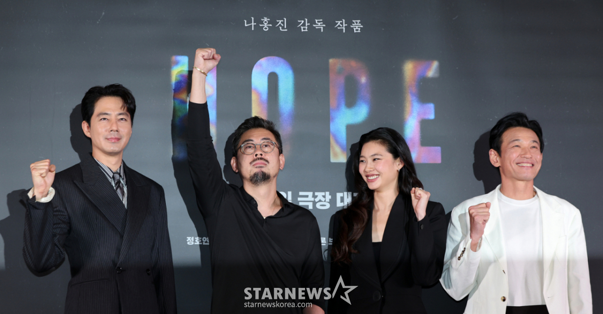 (Seoul = News 1) Phóng viên Kim Jin Hwan = Diễn viên Jo In Sung (từ trái sang), đạo diễn Na Hong Jin, diễn viên Jung Ho Yeon, Hwang Jung Min đang tạo dáng tại buổi ra mắt báo chí của bộ phim Hope được tổ chức tại Megabox COEX, Gangnam-gu, Seoul vào chiều ngày 6/5. Hope' là tác phẩm kể về câu chuyện xảy ra khi toàn bộ ngôi làng đang trong tình trạng khẩn cấp khi nghe tin hổ xuất hiện từ những thanh niên trong khu vực cảng Hopo (Hwang Jung Min thủ vai) nằm trong khu vực phi quân sự. Đây là tác phẩm mới của đạo diễn Na Hong Jin - người đã đạo diễn các bộ phim The Chaser, Hwanghae và The Wailing - sẽ được công chiếu vào ngày 15/5. 2026.7.6/Tin tức 1 Copyright © Tin tức 1. All rights reserved. Cấm sử dụng AI học và phát tán trái phép. /Ảnh = (Seoul = News 1) Phóng viên Kim Jin Hwan