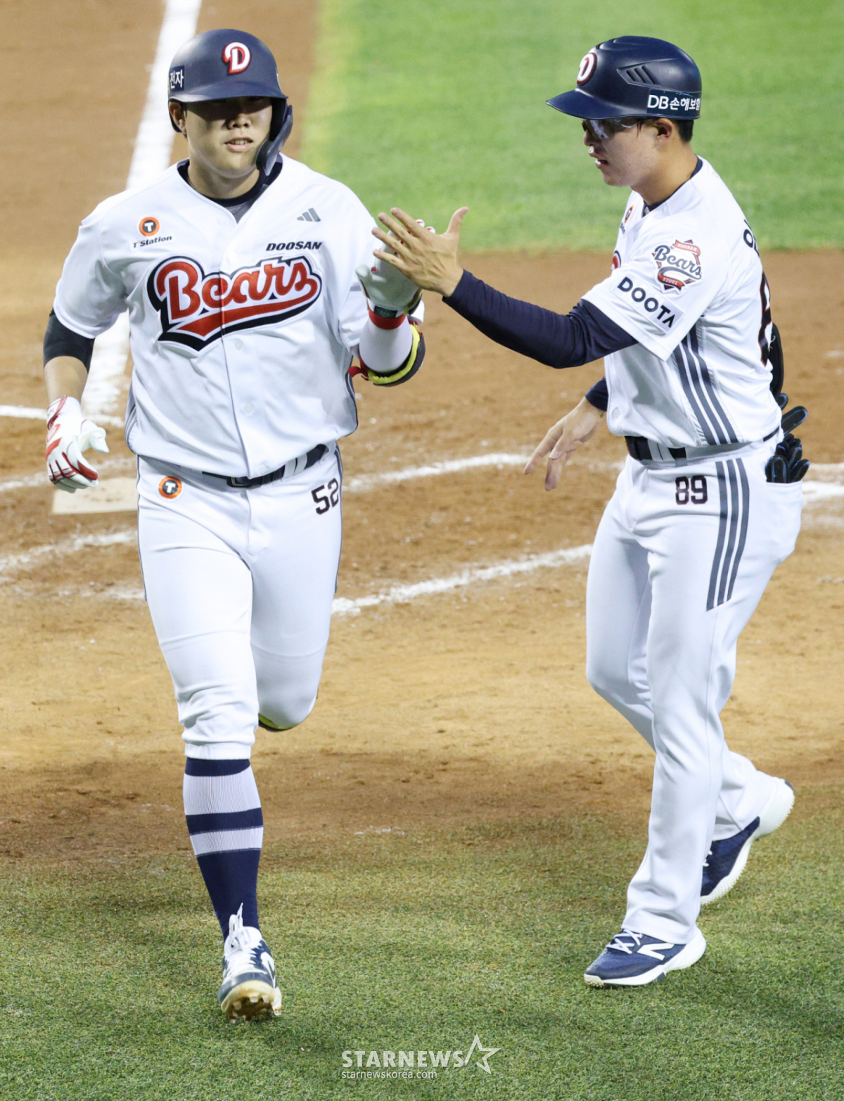 El segunda base de los Doosan Bears, Park Jun-soon, conecta un jonrón solitario en la parte baja del quinto inning durante el partido de local de la Liga KBO Shinhan SOL 2026 contra los SSG Landers, celebrado el día 8 en el estadio de béisbol Jamsil de Seúl. /Foto=corresponsal jefe Kim Jin-kyung