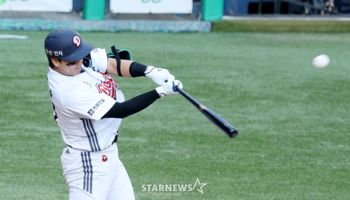 Юн Джун Хо из Doosan Bears выполняет хоум-ран в конце второго тайма в 2026 домашней игре против SSG Landers на бейсбольном стадионе Джамсиль в Сеуле 8-го числа. /Фото = Ожидание Ким Чжин Гёна