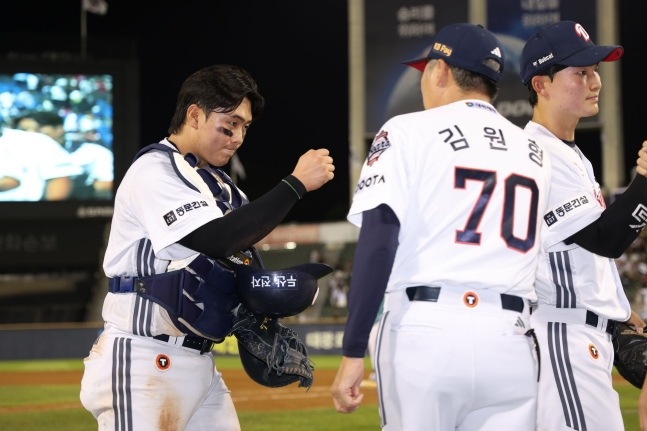 Юн Чун Хо (слева) из Doosan Bears после победы в домашнем матче Лиги SOL KBO 2026 против SSG Landers на бейсбольном стадионе Джамсиль в Сеуле 8-го числа дал высокую оценку тренеру Ким Вон Хёну. /Фото = Предоставлено Doosan Bears.